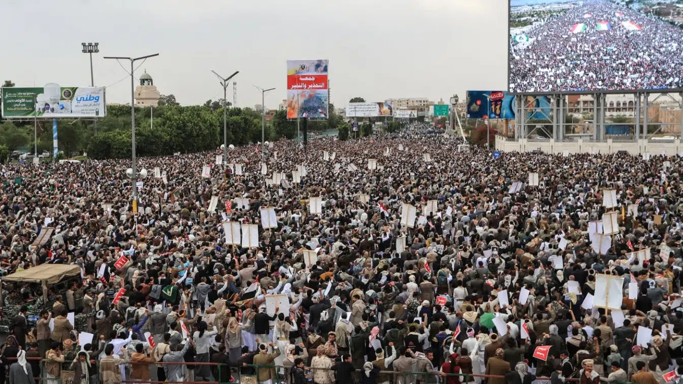 Rebelii Houthi anunta blocarea stramtorii Bab Al Mandeb. Pretul petrolului risca sa creasca