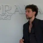 Prada il numeste ambasador pe Saint Levant. Artistul poarta un colier cu harta Palestinei la Milano