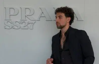 Prada il numeste ambasador pe Saint Levant. Artistul poarta un colier cu harta Palestinei la Milano