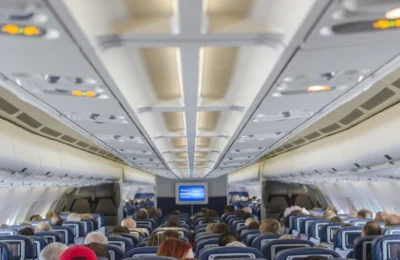 United Airlines inlocuieste scaunul din mijloc cu o masa. Schimbarea apare pe 50 de avioane Airbus