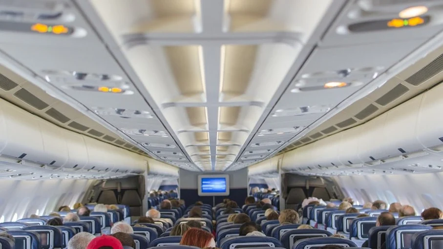 United Airlines inlocuieste scaunul din mijloc cu o masa. Schimbarea apare pe 50 de avioane Airbus