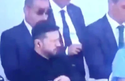 Volodimir Zelenski rupe dopul unei sticle la Paris. Gestul care a starnit ironii pe internet