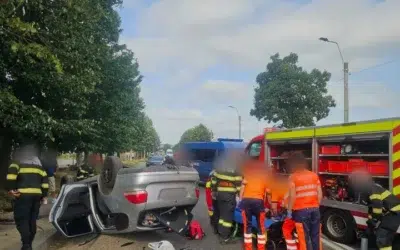 Masina rasturnata in Bacau dupa impactul cu un copac. Soferul de 54 de ani ajunge la spital