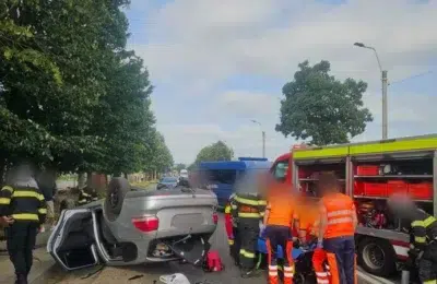 Masina rasturnata in Bacau dupa impactul cu un copac. Soferul de 54 de ani ajunge la spital