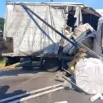 TIR incarcat cu hartie igienica rasturnat pe Valea Oltului. Traficul rutier pe DN7 este deviat
