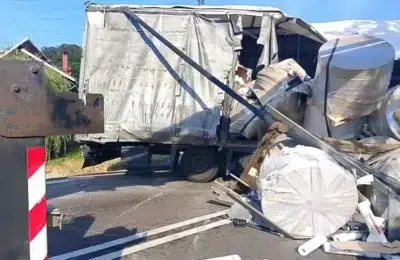 TIR incarcat cu hartie igienica rasturnat pe Valea Oltului. Traficul rutier pe DN7 este deviat