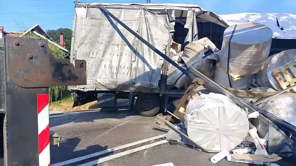 TIR incarcat cu hartie igienica rasturnat pe Valea Oltului. Traficul rutier pe DN7 este deviat