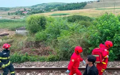 Trenul Iasi Timisoara a lovit o masina. Doi barbati au murit pe loc in accident