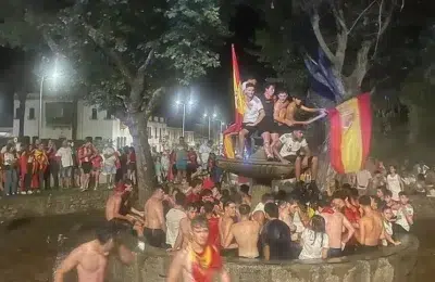 Un adolescent de 13 ani a murit strivit de o fantana in Spania. Sarbatorea victoria la Cupa Mondiala