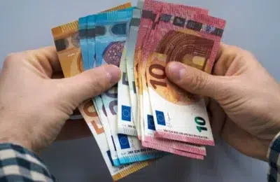 Angajat concediat in prima zi de concediu medical. A primit o despagubire de 13.620 euro