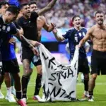 Jucatorii argentinieni afiseaza un banner politic dupa victoria cu Anglia. FIFA investigheaza