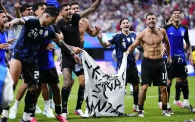 Jucatorii argentinieni afiseaza un banner politic dupa victoria cu Anglia. FIFA investigheaza