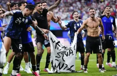 Jucatorii argentinieni afiseaza un banner politic dupa victoria cu Anglia. FIFA investigheaza