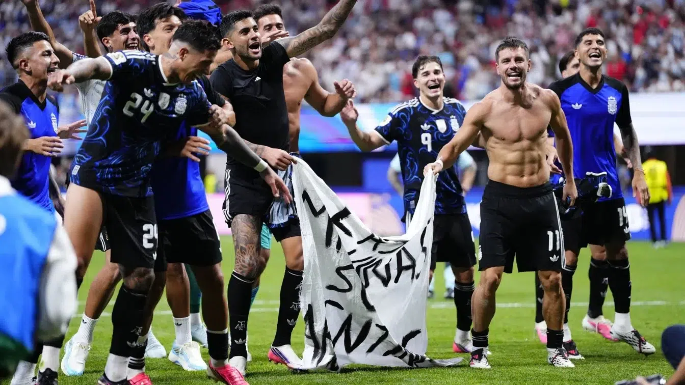 Jucatorii argentinieni afiseaza un banner politic dupa victoria cu Anglia. FIFA investigheaza