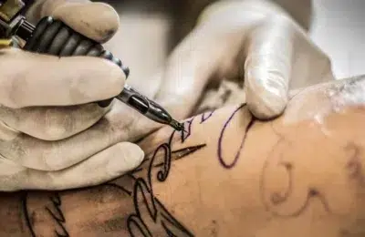 Cerneala din tatuaje ajunge in ganglionii limfatici. Riscurile pe termen lung explicate de medici