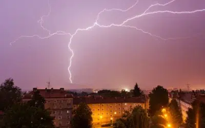 ANM emite cod portocaliu de furtuni in 24 de judete. Ploile ajung la 60 de litri pe metru patrat
