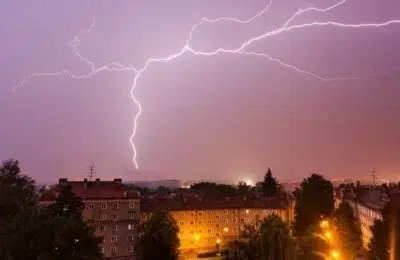 ANM emite cod portocaliu de furtuni in 24 de judete. Ploile ajung la 60 de litri pe metru patrat