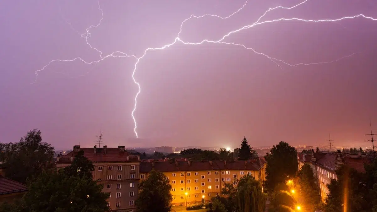 ANM emite cod portocaliu de furtuni in 24 de judete. Ploile ajung la 60 de litri pe metru patrat