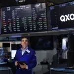 Actiunile companiilor cresc in medie cu 5,6 la suta dupa concedieri. Cum reactioneaza bursa