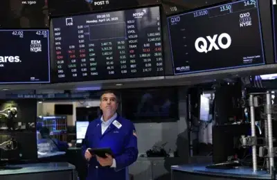 Actiunile companiilor cresc in medie cu 5,6 la suta dupa concedieri. Cum reactioneaza bursa