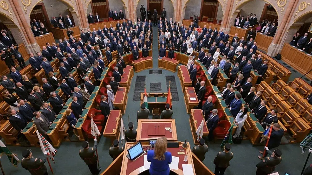 Parlamentul maghiar schimba constitutia pentru a demite presedintele. Votul este programat luni
