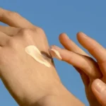Cum se aplica corect crema cu SPF 50 in fiecare zi. Reguli simple impotriva arsurilor solare