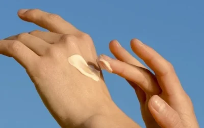 Cum se aplica corect crema cu SPF 50 in fiecare zi. Reguli simple impotriva arsurilor solare