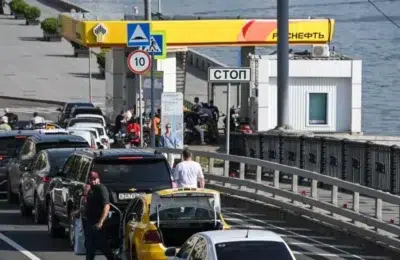 Ucraina opreste 42 la suta din rafinariile ruse. Benzina ajunge la 4 dolari litrul