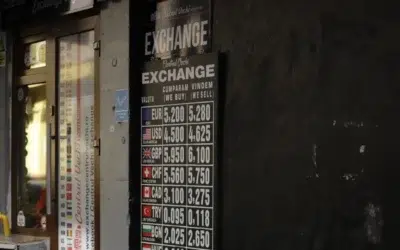 Euro scade la 5,23 lei. Leul recupereaza teren dupa criza demiterii guvernului Bolojan