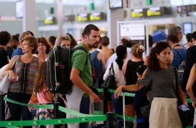Pasagerii recupereaza 3,2 miliarde de euro de la companiile aeriene. UE aproba noile reguli