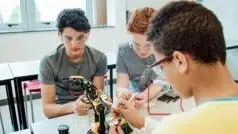 Elevii din Anglia vor studia materii tehnice de la 14 ani. Guvernul schimba radical sistemul