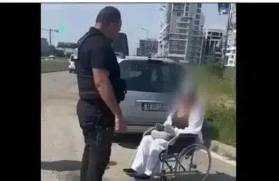 Poliția descoperă o femeie cerșind lângă un BMW X5. Mașina aparține mamei sale din Bacău