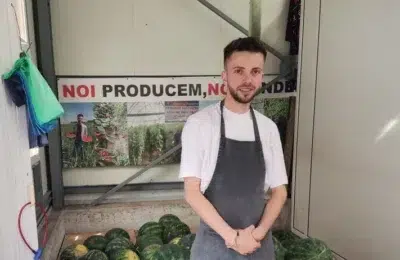 Un fermier din Olt vinde pepenii cu 4 lei kilogramul. Pretul la intermediari a scazut la 50 de bani