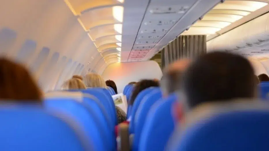 Prejudiciu de 800.000 de euro din furturi in avioane. Politia ancheteaza 16 angajati