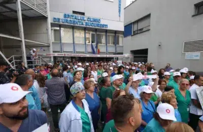 Spitalele trateaza doar urgente in a treia zi de greva. Premierul Bolojan refuza cererile