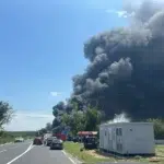 Incendiu masiv pe DN2A la Harsova. O autocisterna plina cu benzina a lovit un buldoexcavator