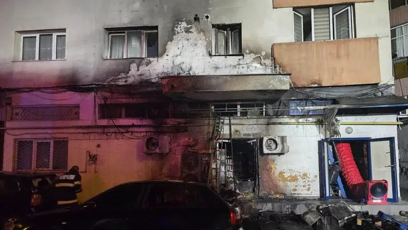 Zeci de locatari evacuati in Cluj dupa un incendiu la o ghena de gunoi. Doua masini au ars