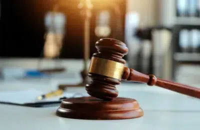 Sofer condamnat la 4 luni de inchisoare cu suspendare. A rupt oglinda unei masini in trafic