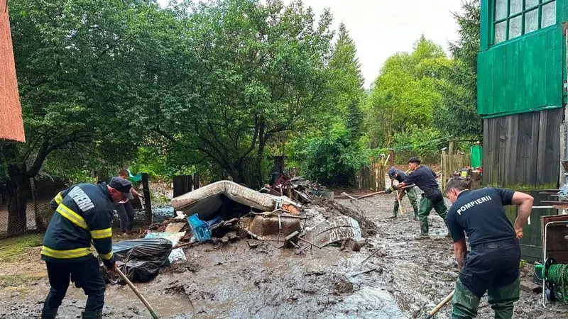 Furtunile inunda 42 de case in cinci judete si Bucuresti. DN1 blocat de aluviuni in Prahova