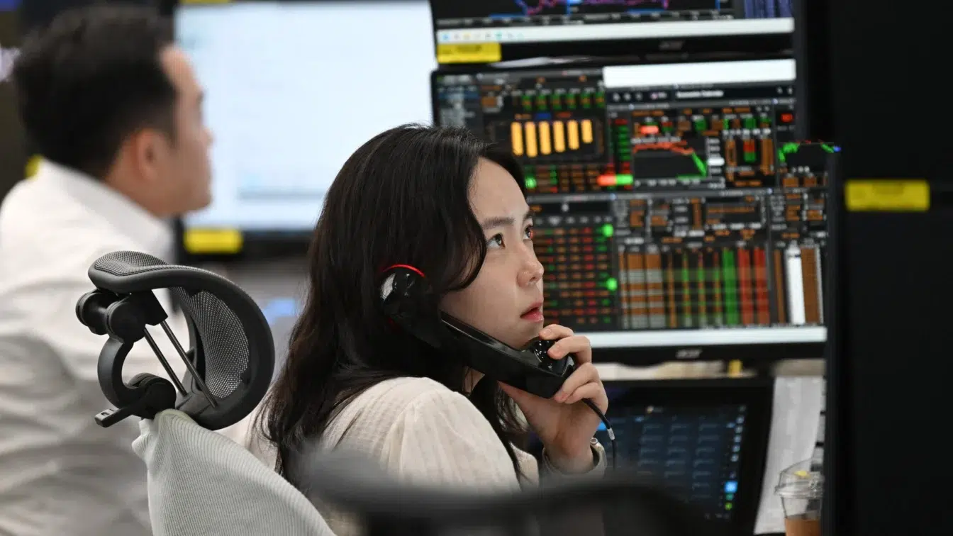 Investitorii sud coreeni pierd masiv pariind pe actiunile Samsung si SK Hynix. Reguli noi pe bursa