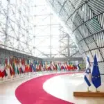 Pretul petrolului creste la 78 de dolari. Bruxelles discuta interzicerea retelelor sociale