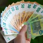 O angajată și-a mărit singură salariul cu 20.000 de euro. Instanța decide că păstrează banii