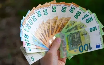 O angajată și-a mărit singură salariul cu 20.000 de euro. Instanța decide că păstrează banii