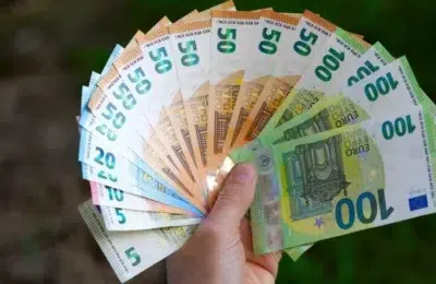 O angajată și-a mărit singură salariul cu 20.000 de euro. Instanța decide că păstrează banii