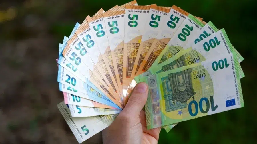 salariu angajata instanta