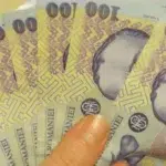 Salariul minim urca la 4.325 lei. Cati bani iau angajatii in plus si cum cresc amenzile auto