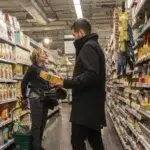 Consumul scade cu 5,3 procente in primele cinci luni. Romanii vaneaza promotiile la raft