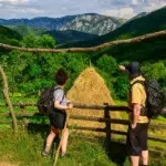 Doar 12% dintre romani merg frecvent in drumetii. Ce arata un sondaj recent despre sedentarism