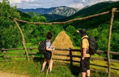 Doar 12% dintre romani merg frecvent in drumetii. Ce arata un sondaj recent despre sedentarism