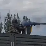Soldat rus pierde controlul unei mitraliere grele la antrenament. Arma trage necontrolat